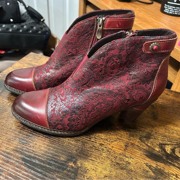 Elegant Red Ankle Boots - Picture 2 of 9